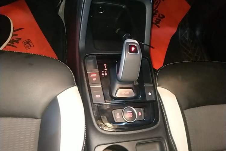 Used Qoros 5 2019 Qoros 5S 1.6 TGDI Prestige Model Gear Lever