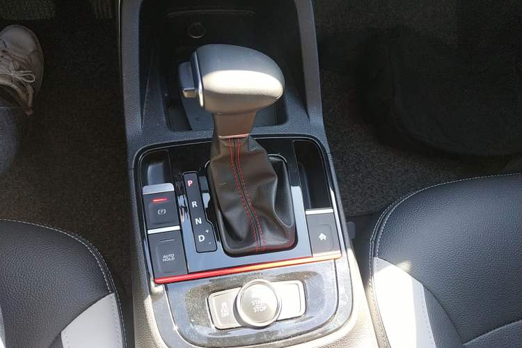Used Qoros 5 2019 1.6T Automatic Zhiyun Connect (AliOS) Edition Prestige Model Gear Lever