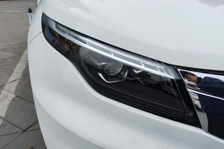 Used Qoros 5 2019 Qoros 5S 1.6 TGDI Prestige Model Right Front Headlight
