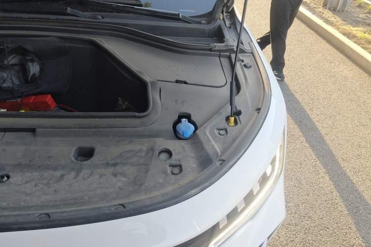 Used Radar Horizon 2023 410 km Entrepreneur Edition Engine Bay Left