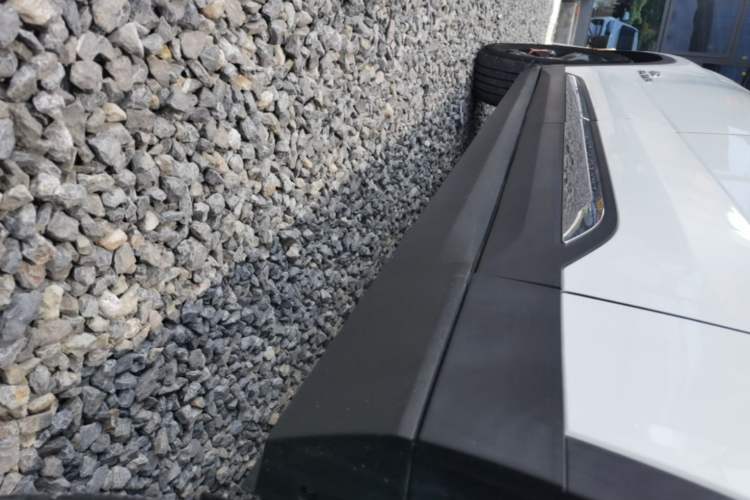 Used Radar Horizon 2023 410 km Launch Edition Left Side Sill