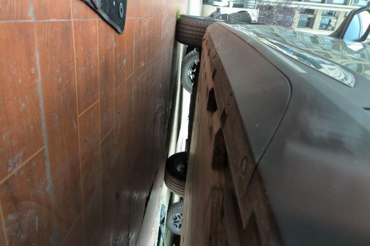 Used Radar Horizon 2024 460 km All-Wheel-Drive Max Version Left Side Sill