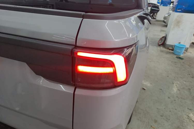 Used Radar King Kong 2025 EM-P Four-Wheel Drive Long-Box "Thousand-Mile Diamond" Right Rear Taillight
