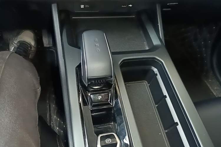 Used Radar King Kong 2025 PHEV All-Wheel-Drive Extended-Range “Thousand-Mile Diamond” Electric Hybrid PLUS Edition Gear Lever