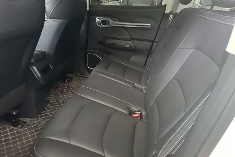Used Radar King Kong 2025 PHEV All-Wheel-Drive Extended-Range “Thousand-Mile Diamond” Electric Hybrid PLUS Edition Left Rear Seat