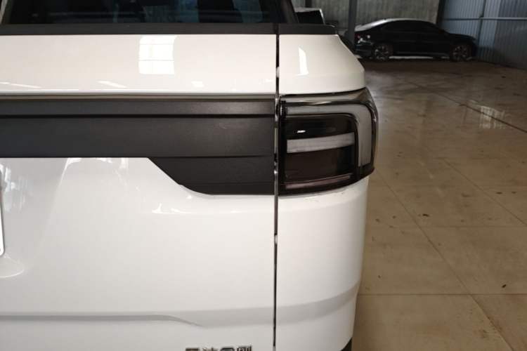 Used Radar King Kong 2025 EM-P Four-Wheel Drive Long-Box "Thousand-Mile Diamond" Right Rear Taillight