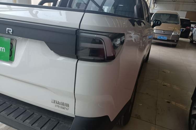 Used Radar King Kong 2025 PHEV All-Wheel-Drive Extended-Range “Thousand-Mile Diamond” Electric Hybrid PLUS Edition Right Rear Taillight