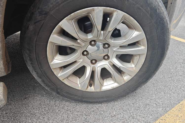 Used RAM Trucks  Right Front Wheel Hub