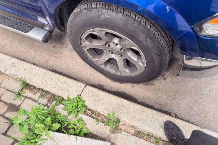 Used RAM Trucks  Right Front Wheel Hub
