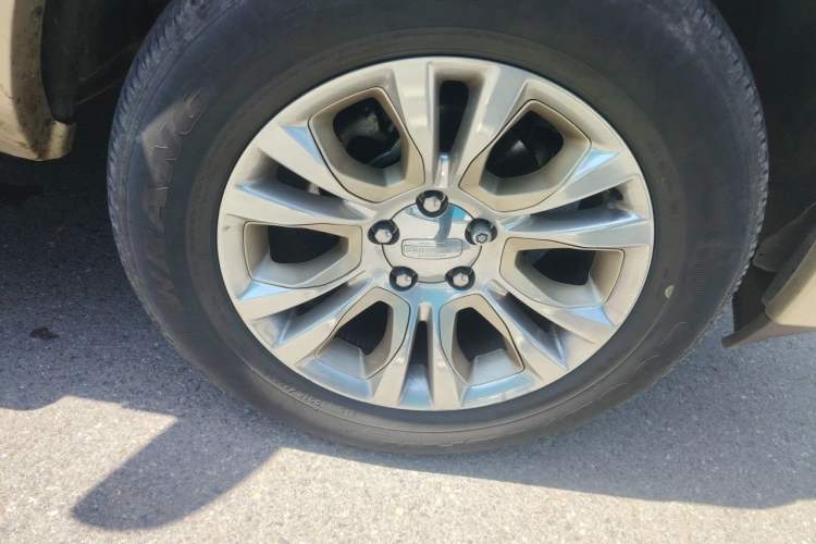 Used RAM Trucks  Right Front Wheel Hub