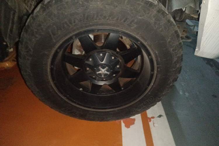 Used RAM Trucks  Right Front Wheel Hub