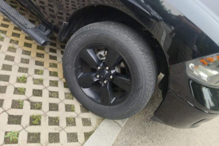 Used RAM Trucks  Right Front Wheel Hub