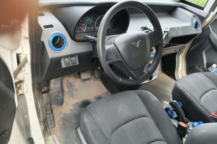 Used REACH Leichi Xin V70 2025 Pure Electric Van Center Console