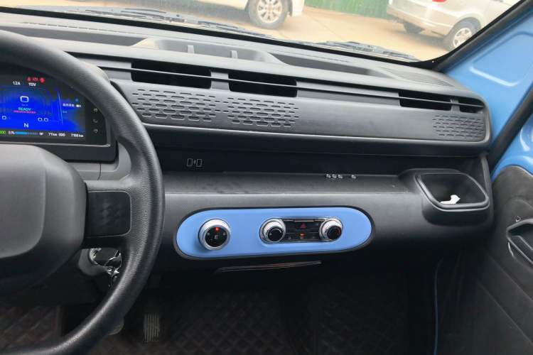 Used REACH MINI Truck 2023 140km Long Wheelbase Van Ambition Version Audio And AC Panel