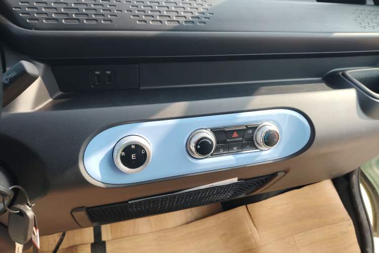 Used REACH MINI Truck 2023 120km Long Wheelbase Van-Type Striving Edition Audio And AC Panel
