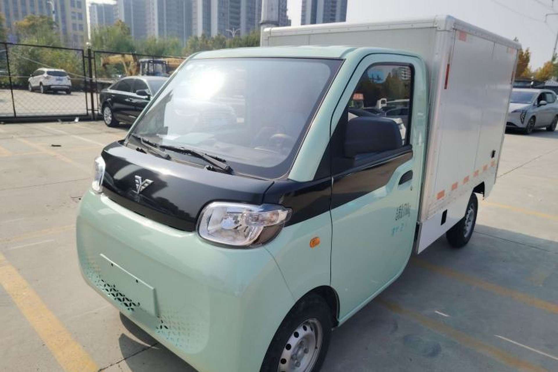 Used REACH MINI Truck 2023 120km Long Wheelbase Van-Type Striving Edition Front Left 45 Deg