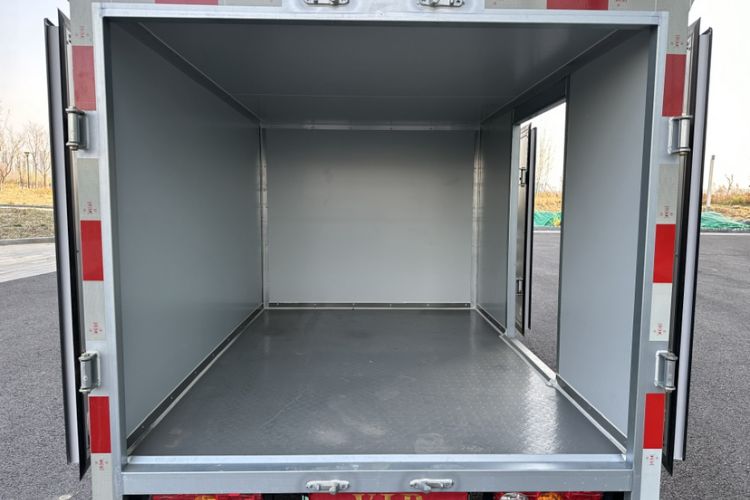 Used REACH MINI Truck 2023 140km Long Wheelbase Van Ambition Version Interior 2