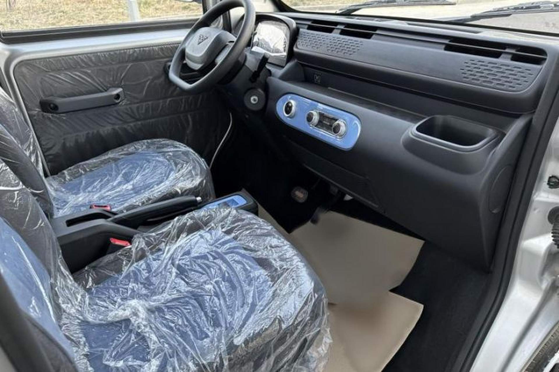 Used REACH MINI Truck 2023 140km Long Wheelbase Van Ambition Version Interior 4