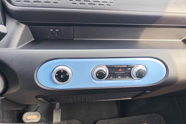 Used REACH MINI Truck 2025 Model 150 km Van—Aggressive Edition Audio And AC Panel