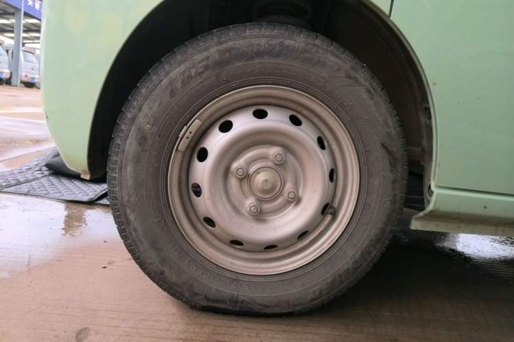 Used REACH MINI Truck 2025 Model 150 km Flatbed—Aggressive Edition Left Front Wheel Hub