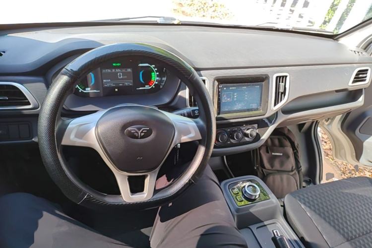 Used REACH Small Truck 2025 Model 3.8-meter Single-Row Pure Electric Box Truck, 55.06 kWh—Flagship Edition Center Console