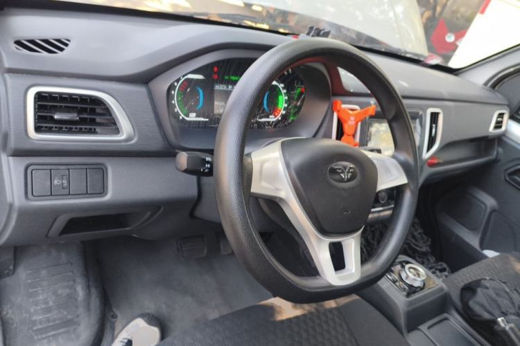 Used REACH Small Truck 2025 Model 3.8-meter Single-Row Pure Electric Flatbed Truck, 55.06 kWh—Comfort Edition Center Console