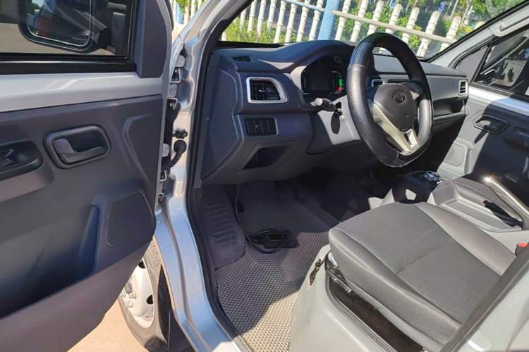 Used REACH Small Truck 2025 Model 3.8-meter Single-Row Pure Electric Box Truck, 55.06 kWh—Flagship Edition Driver Seat