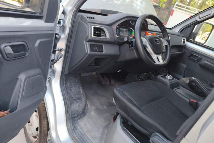 Used REACH Small Truck 2025 Model 3.8-meter Single-Row Pure Electric Flatbed Truck, 55.06 kWh—Comfort Edition Driver Seat