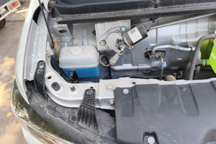 Used REACH Small Truck 2025 Model 3.8-meter Single-Row Pure Electric Flatbed Truck, 55.06 kWh—Comfort Edition Engine Bay Right