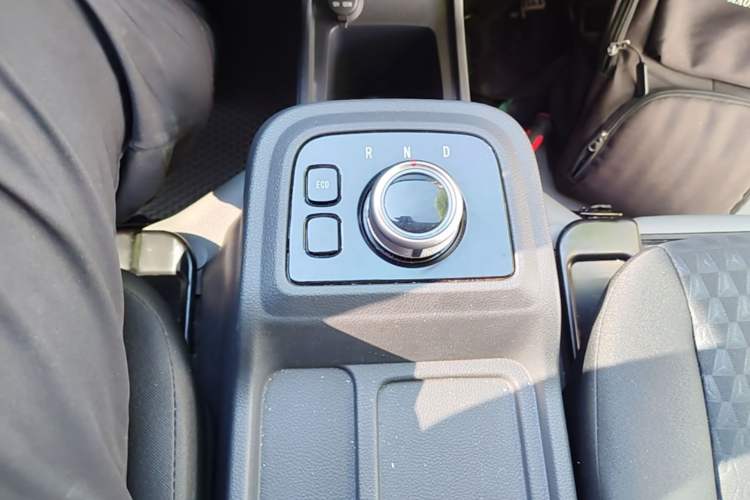 Used REACH Small Truck 2025 Model 3.8-meter Single-Row Pure Electric Box Truck, 55.06 kWh—Flagship Edition Gear Lever