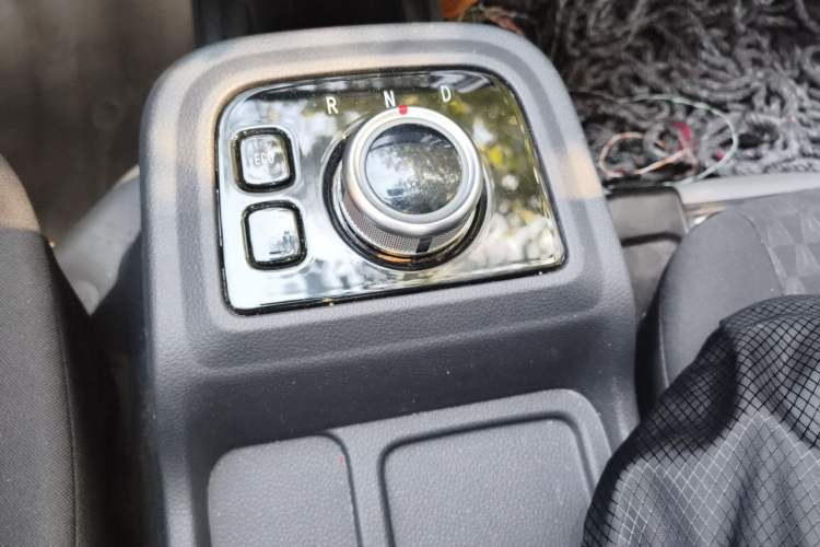 Used REACH Small Truck 2025 Model 3.8-meter Single-Row Pure Electric Flatbed Truck, 55.06 kWh—Comfort Edition Gear Lever