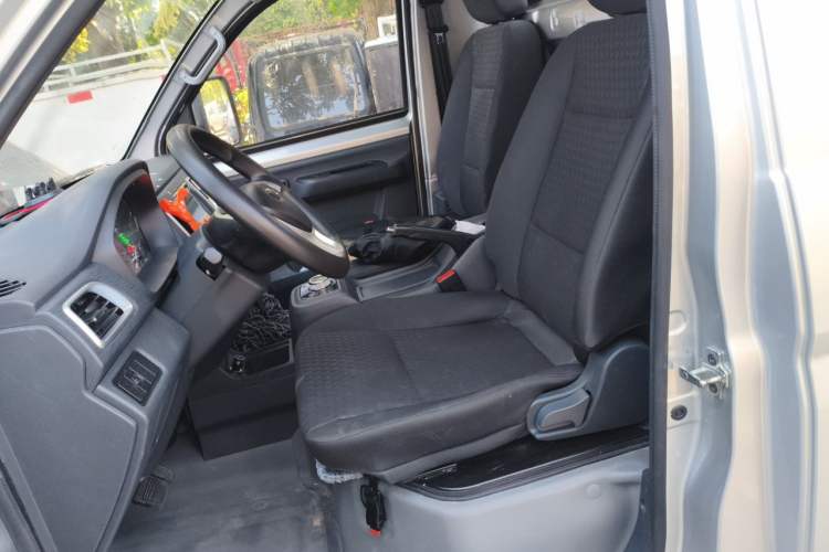Used REACH Small Truck 2025 Model 3.8-meter Single-Row Pure Electric Flatbed Truck, 55.06 kWh—Comfort Edition Left Front Seat