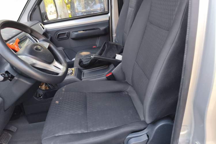 Used REACH Small Truck 2025 Model 3.8-meter Single-Row Pure Electric Flatbed Truck, 55.06 kWh—Comfort Edition Left Rear Seat