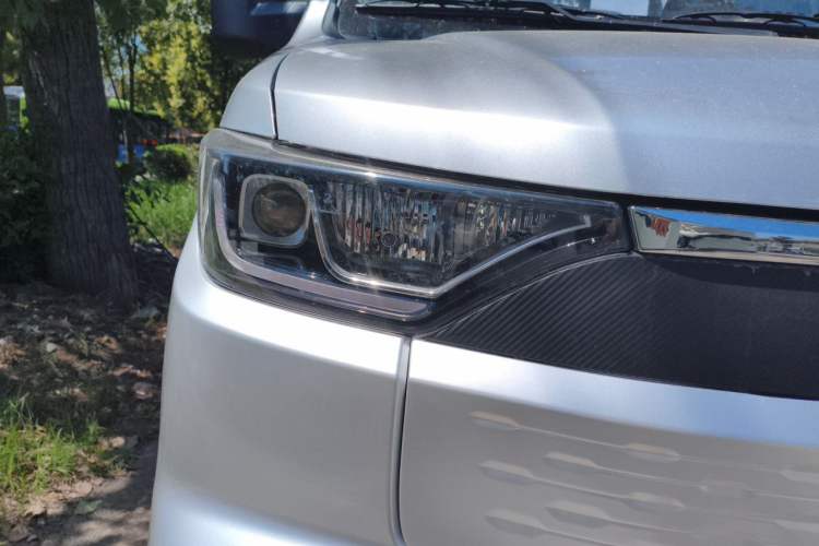 Used REACH Small Truck 2025 Model 3.8-meter Single-Row Pure Electric Flatbed Truck, 55.06 kWh—Comfort Edition Right Front Headlight