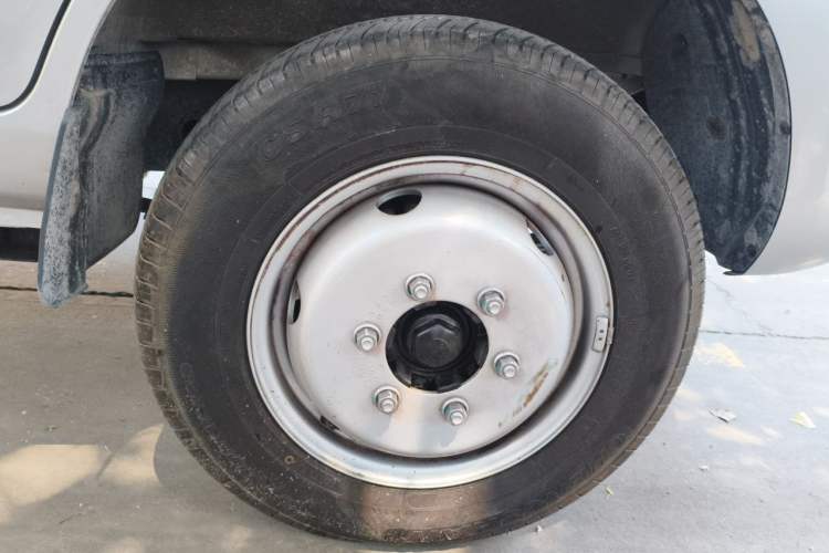 Used REACH Small Truck 2025 Model 3.8-meter Single-Row Pure Electric Flatbed Truck, 55.06 kWh—Comfort Edition Right Front Wheel Hub