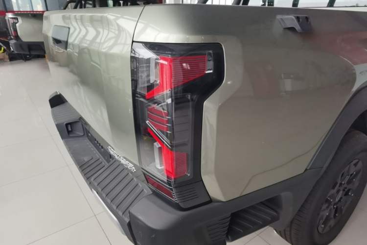 Used RELY Venucia R08 2025 Model 2.3T 8AT 2WD Diesel Long Box Trail Edition Right Rear Taillight