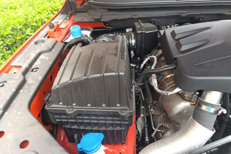 Used RELY Venucia R08 2025 Model 2.3T 8AT 4WD Diesel Standard Box Trail Edition Engine Bay Right