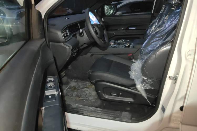 Used RELY Venucia R08 2025 Model 2.3T 8AT 4WD Diesel Long Box Trail Edition Driver Seat