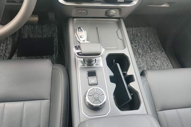 Used RELY Venucia R08 2025 Model 2.3T 8AT 2WD Diesel Long Box Trail Edition Gear Lever