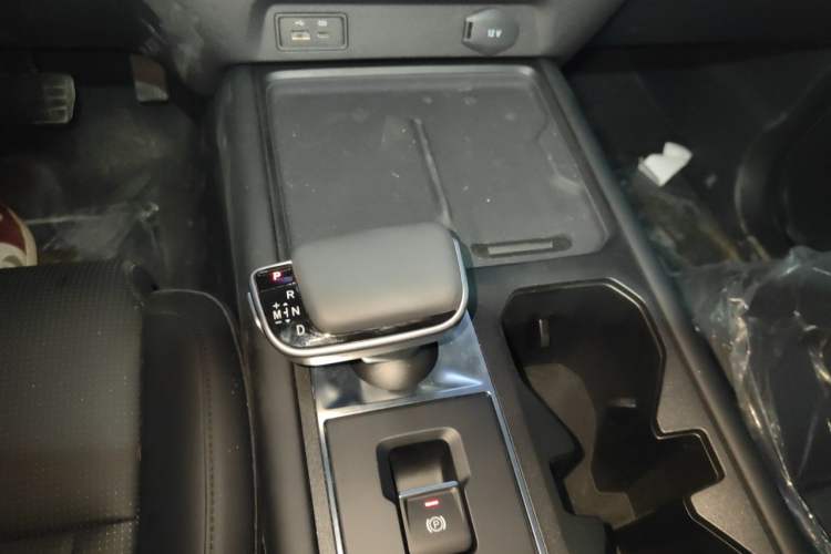Used RELY Venucia R08 2025 Model 2.3T 8AT 4WD Diesel Long Box Trail Edition Gear Lever