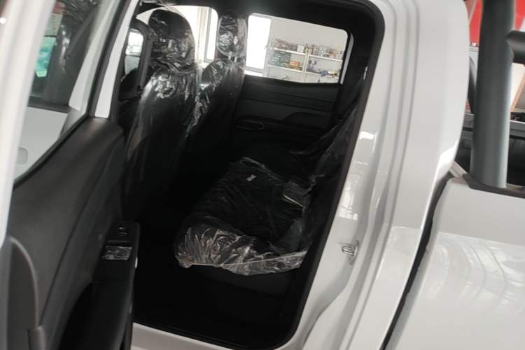 Used RELY Venucia R08 2025 Model 2.3T 8AT 2WD Diesel Long Box Trail Edition Left Rear Seat