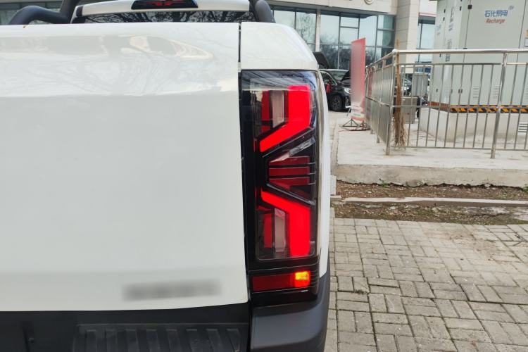 Used RELY Venucia R08 2025 Model 2.3T 8AT 2WD Diesel Long Box Trail Edition Right Rear Taillight