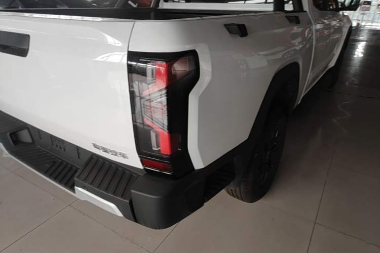 Used RELY Venucia R08 2025 Model 2.3T 8AT 2WD Diesel Long Box Trail Edition Right Rear Taillight