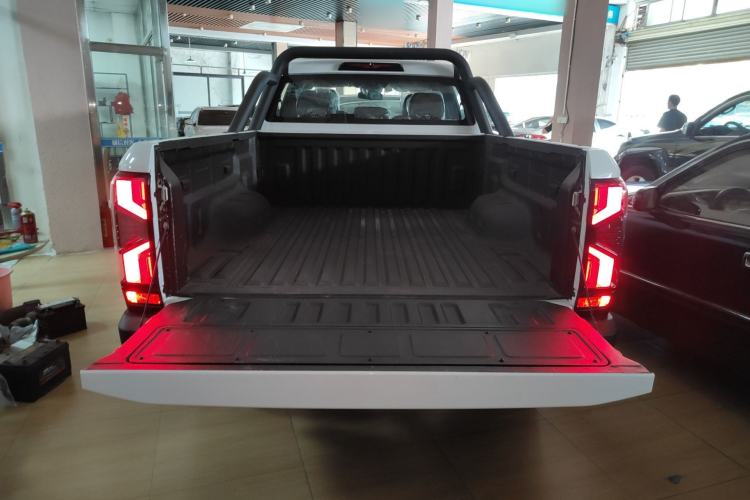 Used RELY Venucia R08 2025 Model 2.3T 8AT 2WD Diesel Long Box Trail Edition Trunk