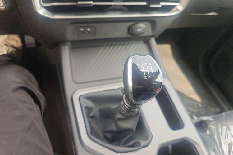 Used RELY Venucia R08 2025 Model 2.3T 6MT 4WD Diesel Standard Box Trail Edition Gear Lever