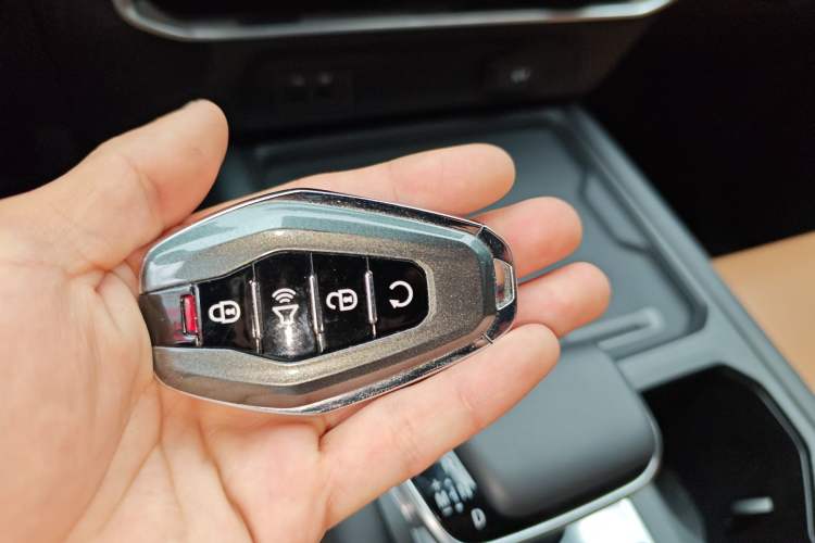 Used RELY Venucia R08 2025 Model 2.3T 8AT 4WD Diesel Standard Box Dream Edition Vehicle Key