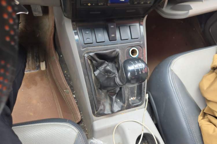 Used RELY X5 2011 2.0T Four-Wheel Drive Elite Version Gear Lever