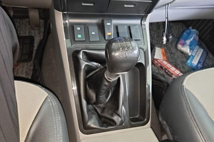 Used RELY X5 2011 2.0T Four-Wheel Drive Elite Version Gear Lever