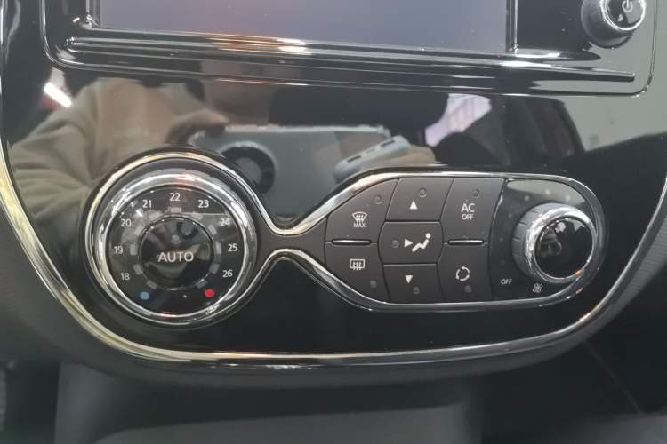 Used Renault Captur 2015 1.2T Automatic Luxury First Edition Audio And AC Panel