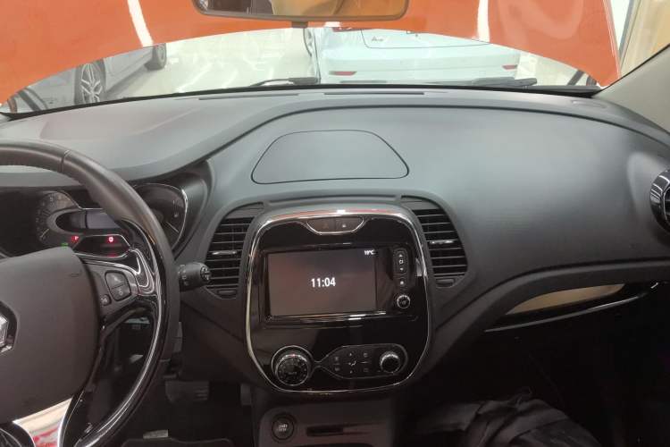 Used Renault Captur 2015 1.2T Automatic Luxury First Edition Center Console